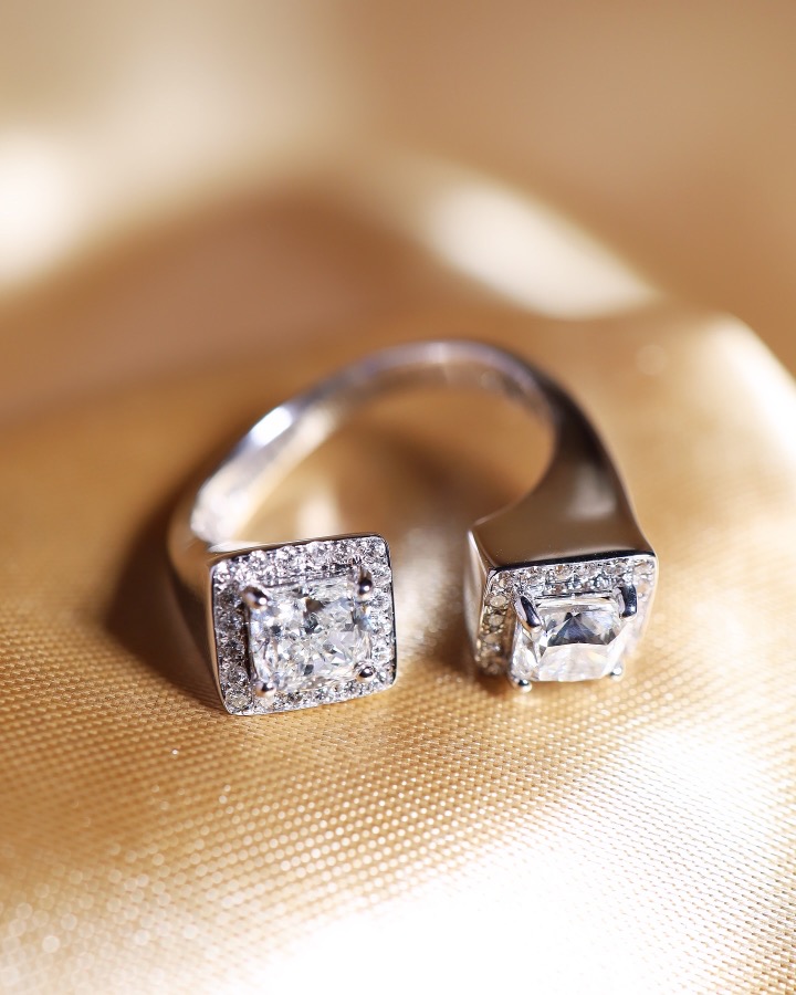 GIA-Certified 2.00 Carat Cushion Diamond Twisted Unisex Ring in 18K White Gold - Image 6