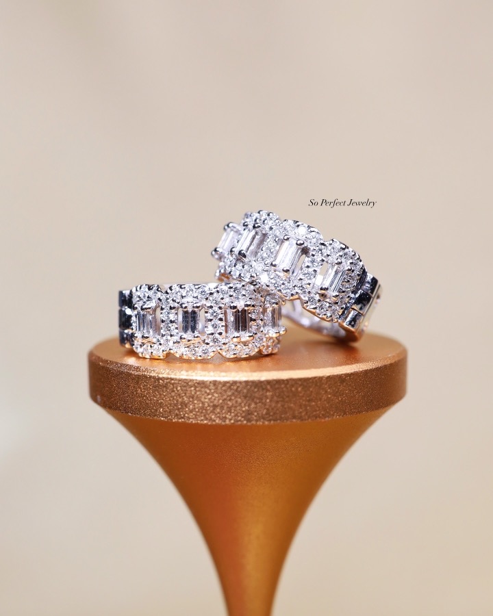 0.98 Carat Baguette and Round Diamond Hoop Earrings in 18K White Gold - Image 4