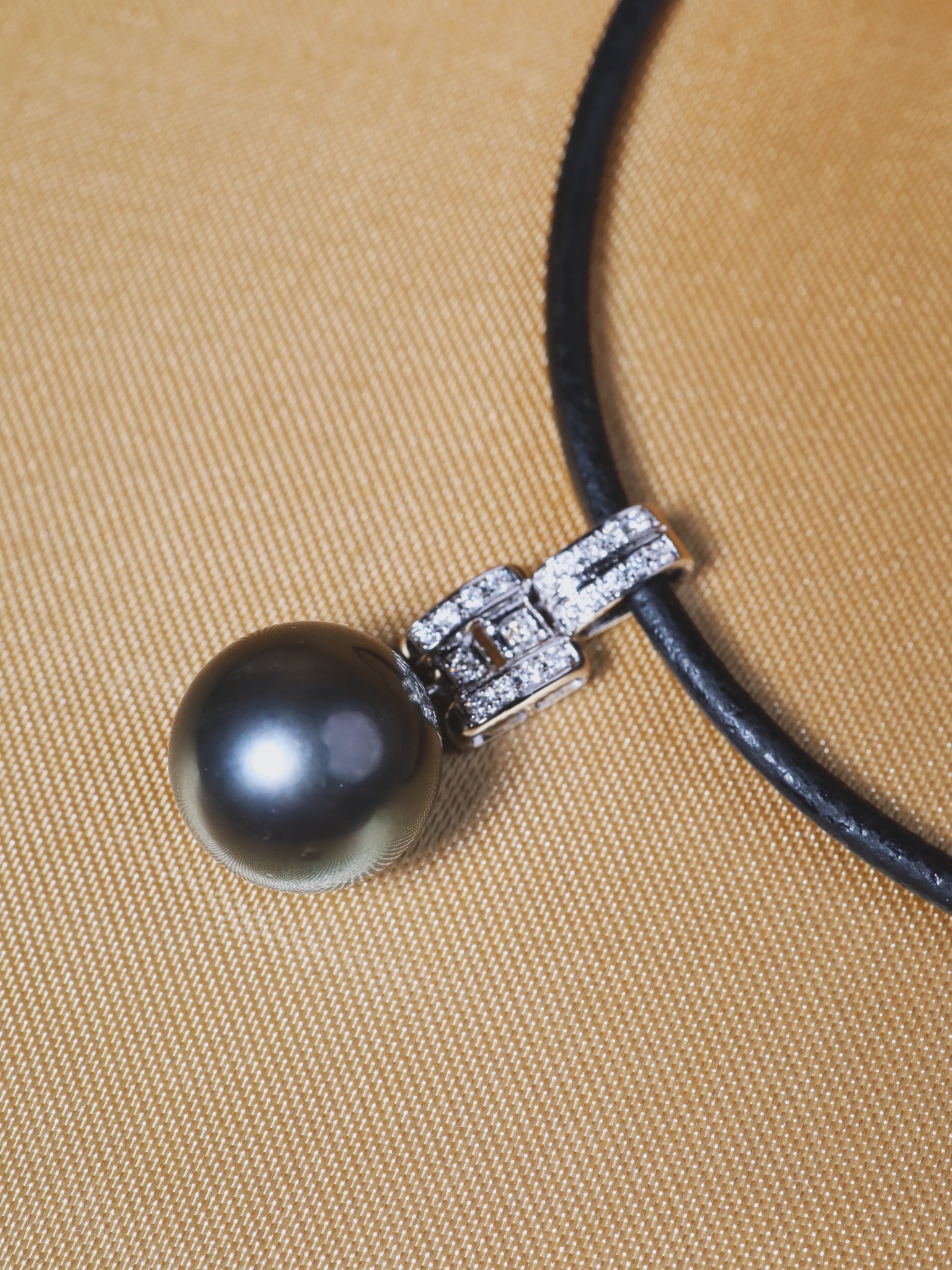 14 mm Tahitian Pearl and Diamond Pendant in 18K White Gold - Image 8