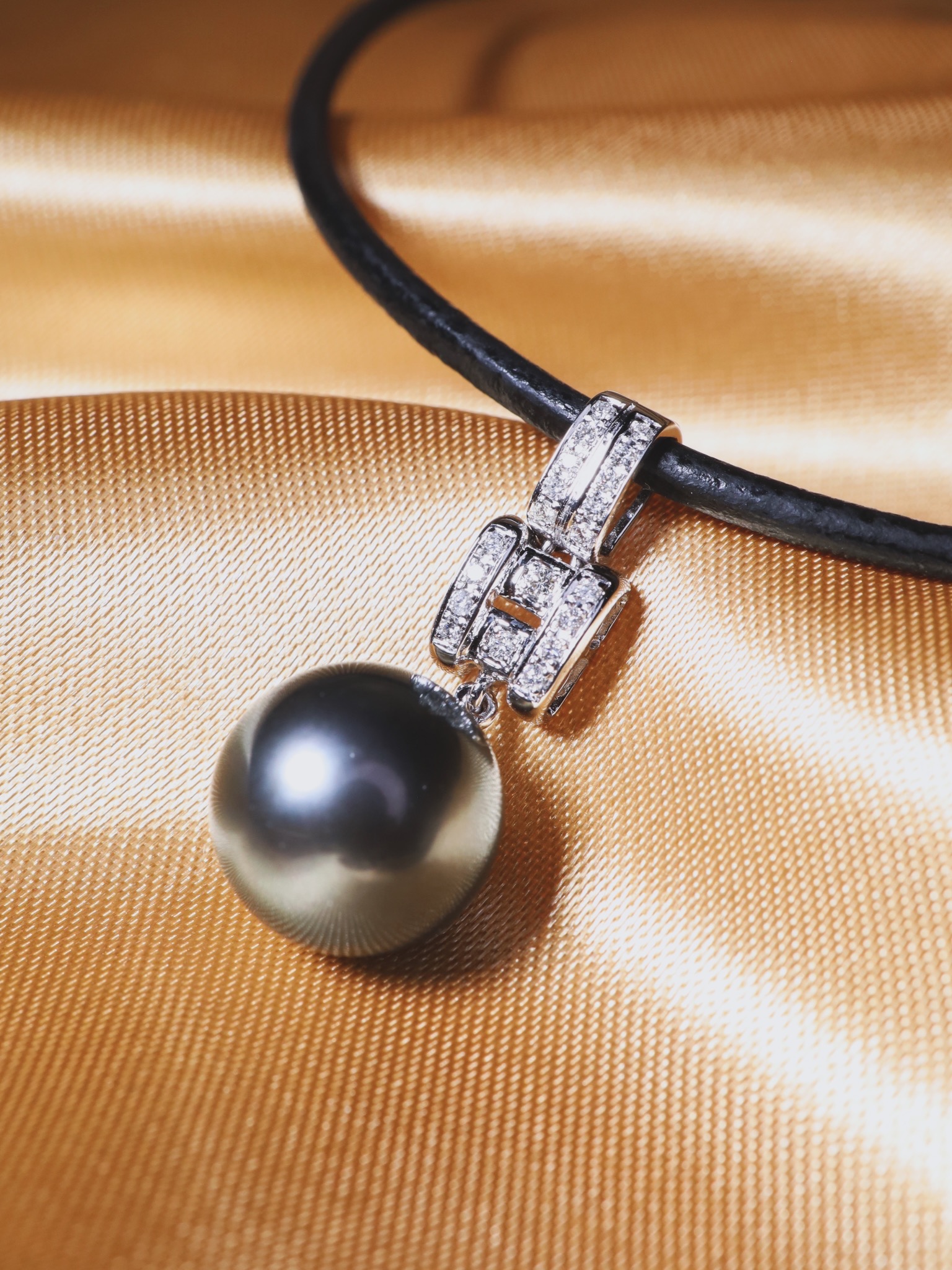 14 mm Tahitian Pearl and Diamond Pendant in 18K White Gold - Image 3
