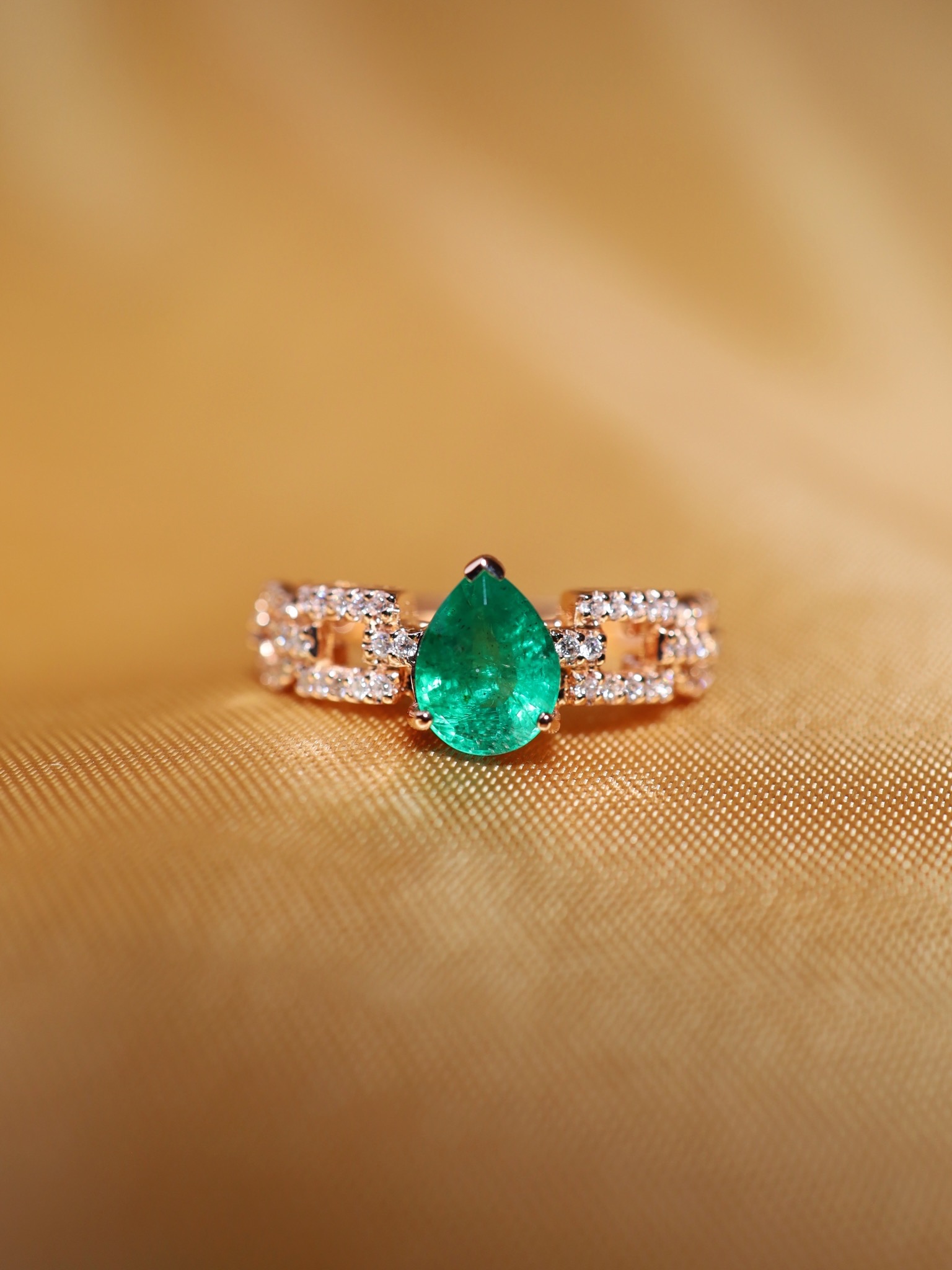 1.45 Carat Zambian Pear Emerald and Diamond Ring in 18K Rose Gold - Image 9