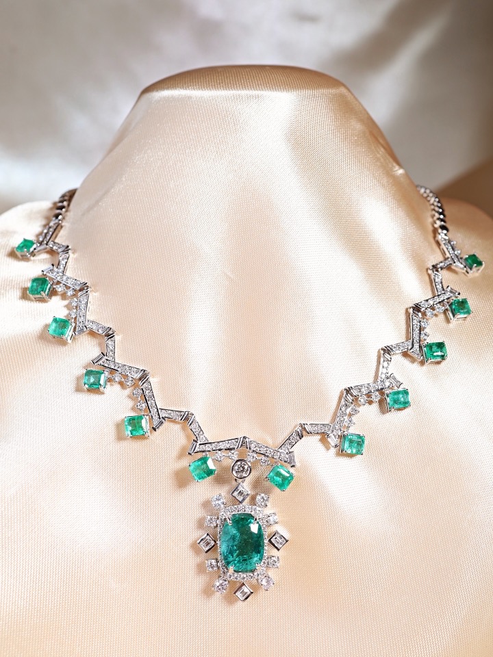 18.63 Carat Zambian Emerald and Diamond Statement Necklace in 18K White Gold - Image 2