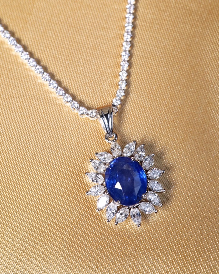 4.50 Carat Ceylon Blue Sapphire and Diamond Pendant in 18K White Gold - Image 8