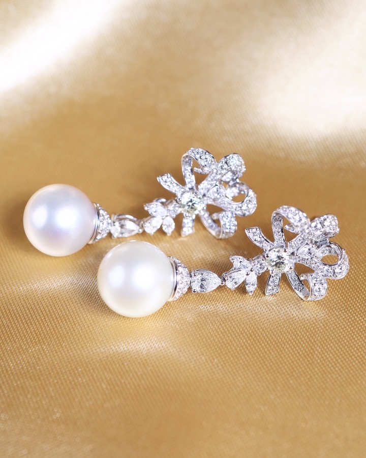 South Sea Pearl and Diamond Ribbon Chandelier Earrings in 18K White Gold - Image 7