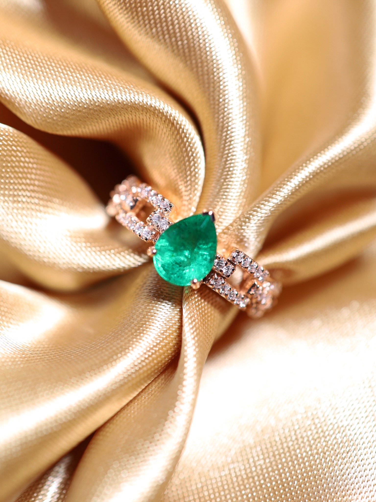 1.45 Carat Zambian Pear Emerald and Diamond Ring in 18K Rose Gold - Image 5