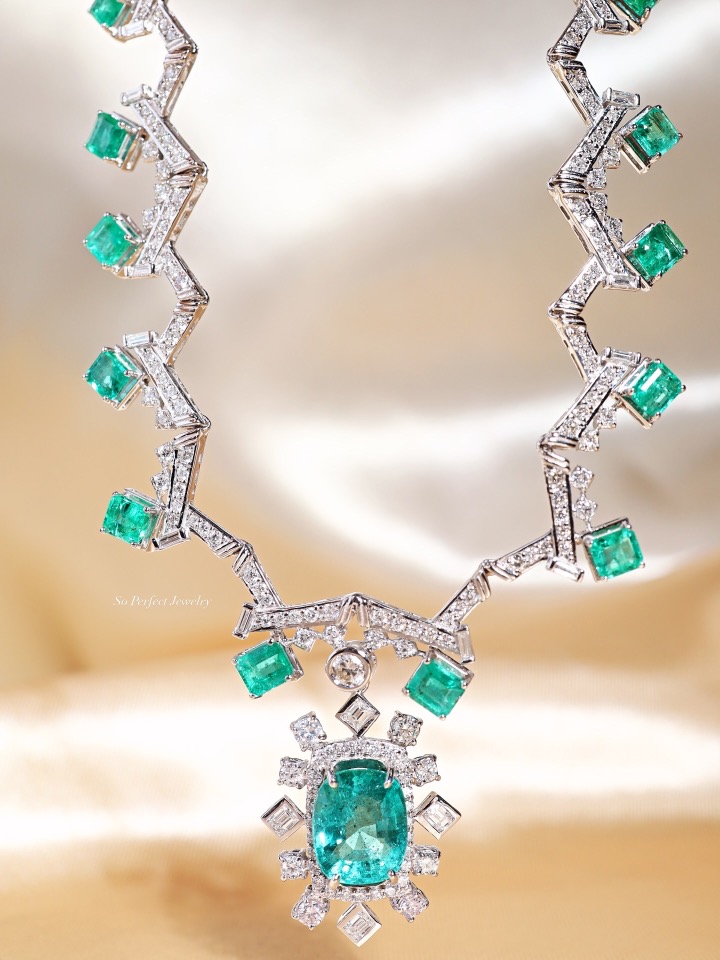 18.63 Carat Zambian Emerald and Diamond Statement Necklace in 18K White Gold - Image 7