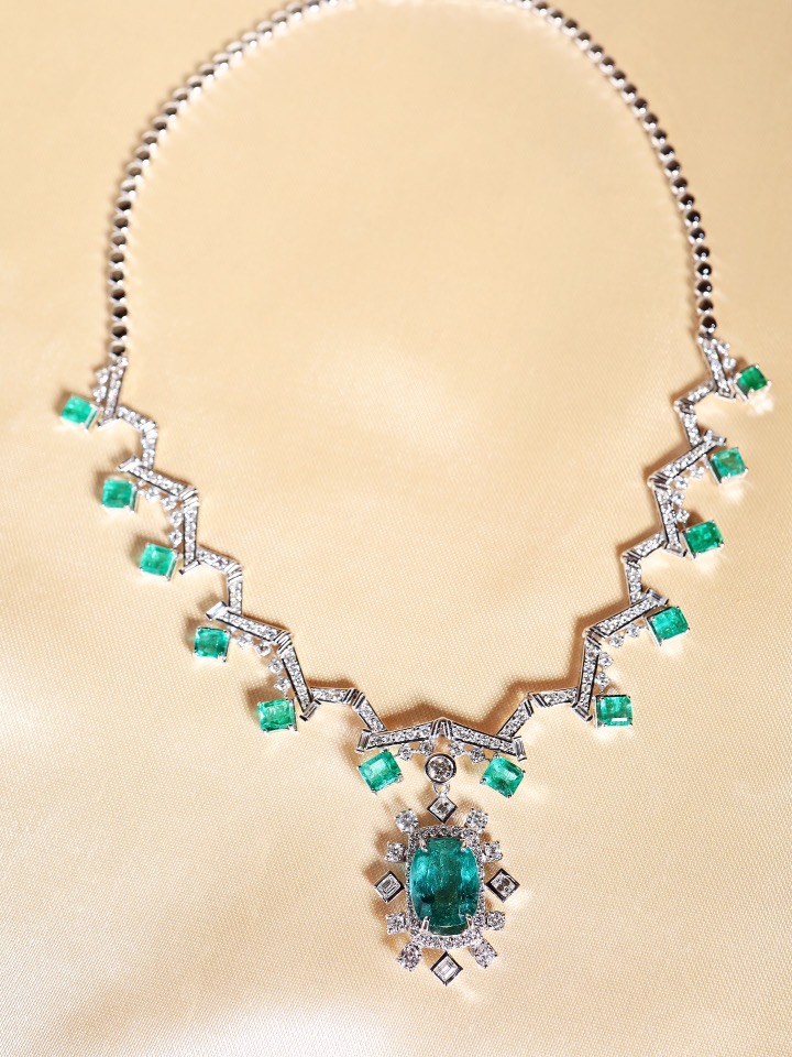 18.63 Carat Zambian Emerald and Diamond Statement Necklace in 18K White Gold - Image 10