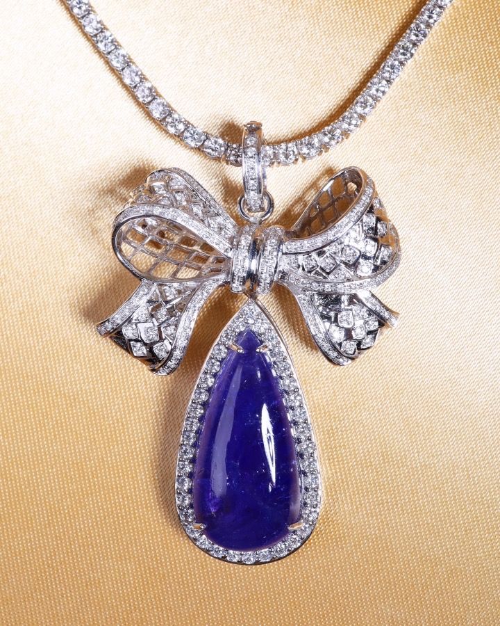 32.14 Carat Pear Cabochon Tanzanite Diamond Brooch Pendant in 18K White Gold - Image 3