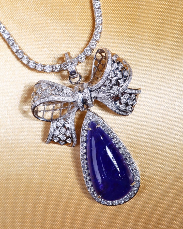32.14 Carat Pear Cabochon Tanzanite Diamond Brooch Pendant in 18K White Gold - Image 5