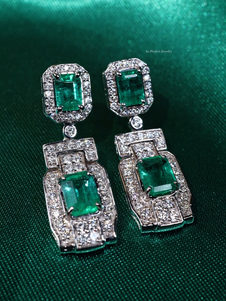 5.90 Carat Zambian Emerald and Diamond Art Deco Drop Earrings in 18K White Gold - Image 3