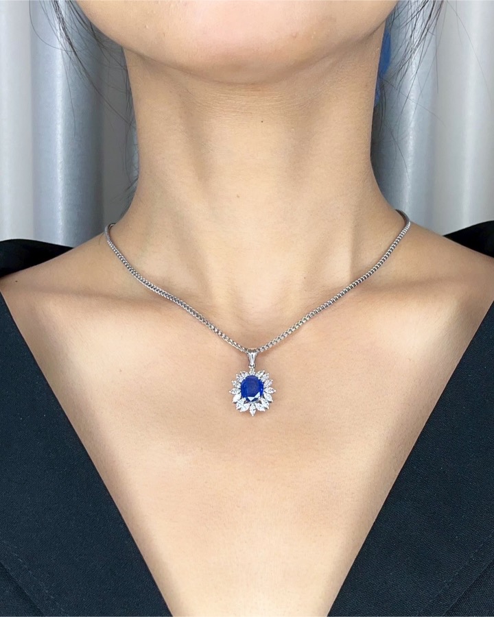 4.50 Carat Ceylon Blue Sapphire and Diamond Pendant in 18K White Gold - Image 2