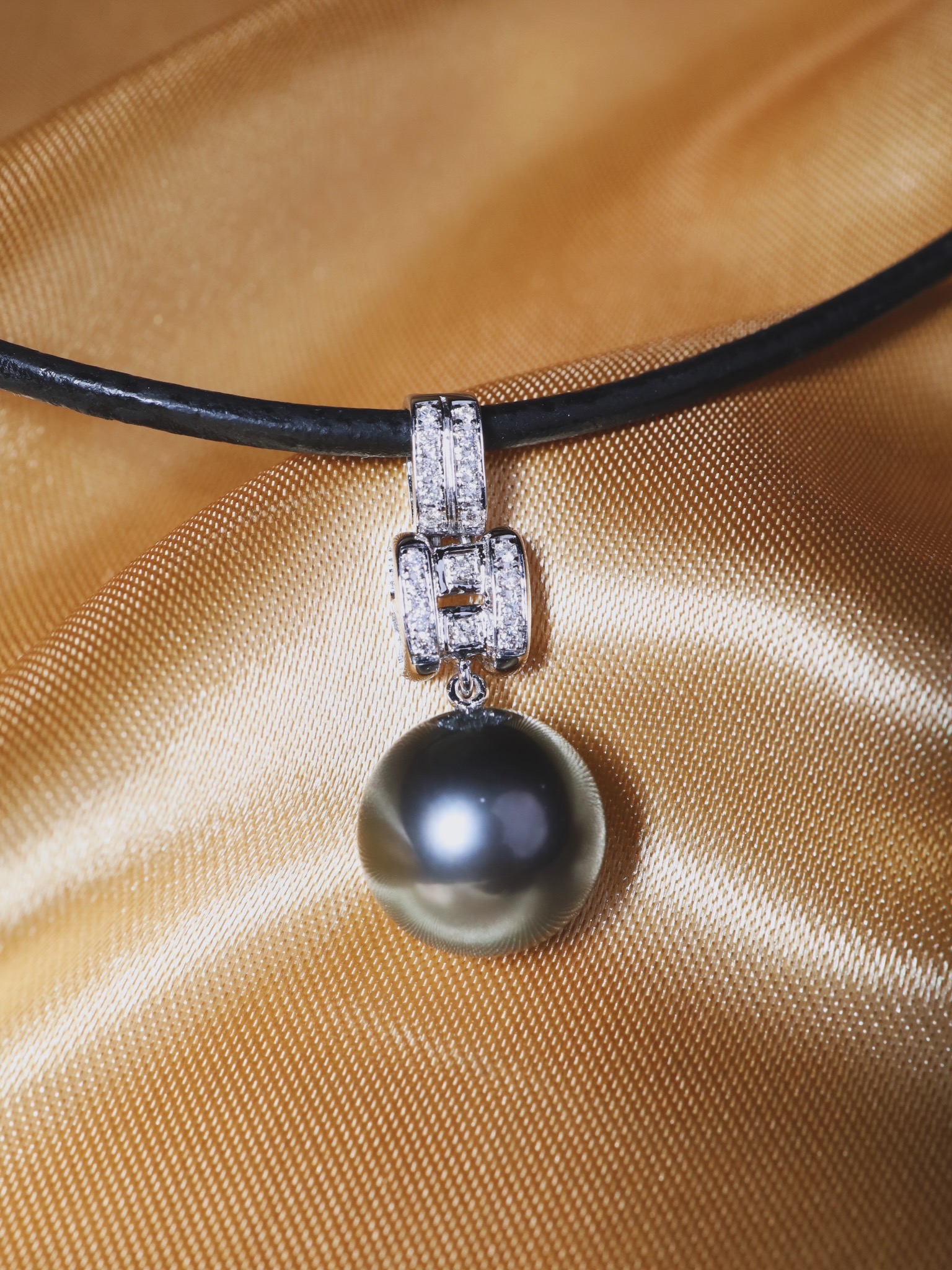 14 mm Tahitian Pearl and Diamond Pendant in 18K White Gold - Image 5