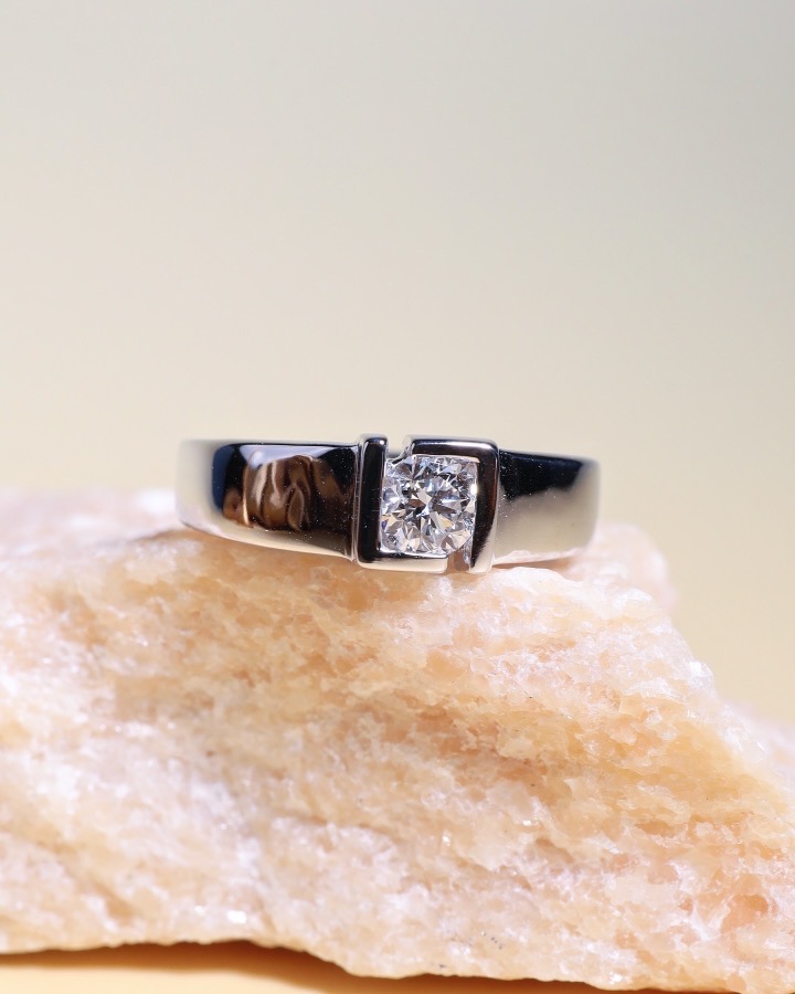 GIA-Certified 0.40 Carat Round Diamond Unisex Ring in 18K White Gold - Image 8