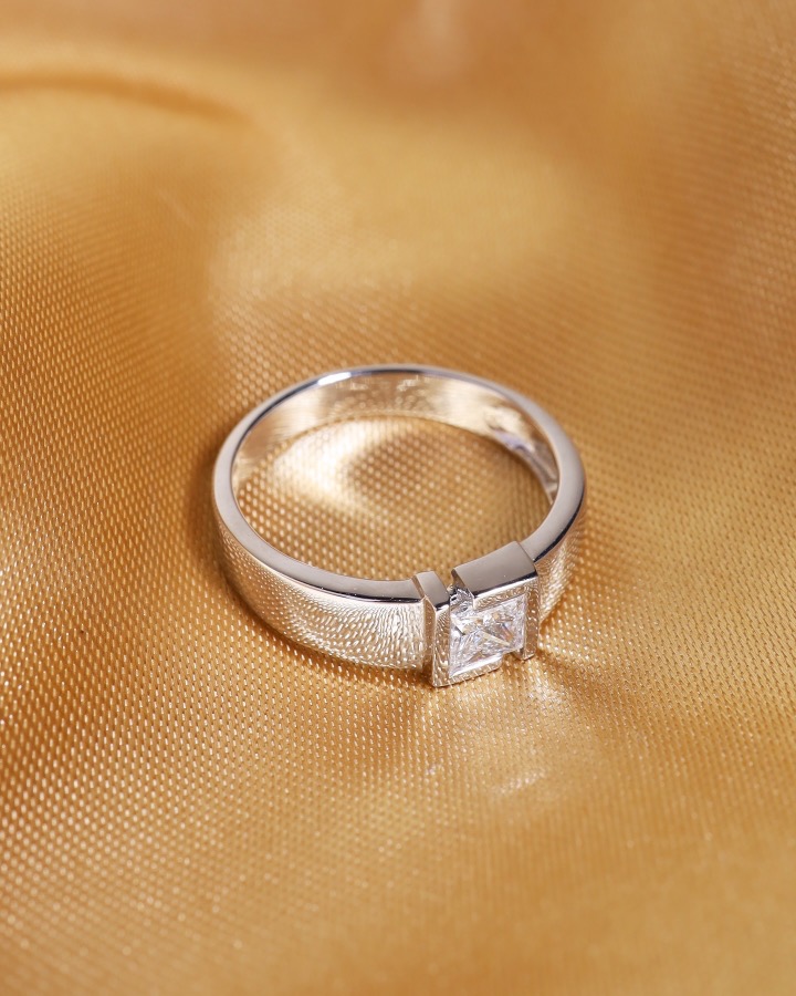 GIA-Certified 0.40 Carat Princess-Cut Diamond Unisex Ring in 18K White Gold - Image 5