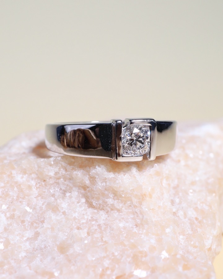 GIA-Certified 0.40 Carat Round Diamond Unisex Ring in 18K White Gold - Image 9