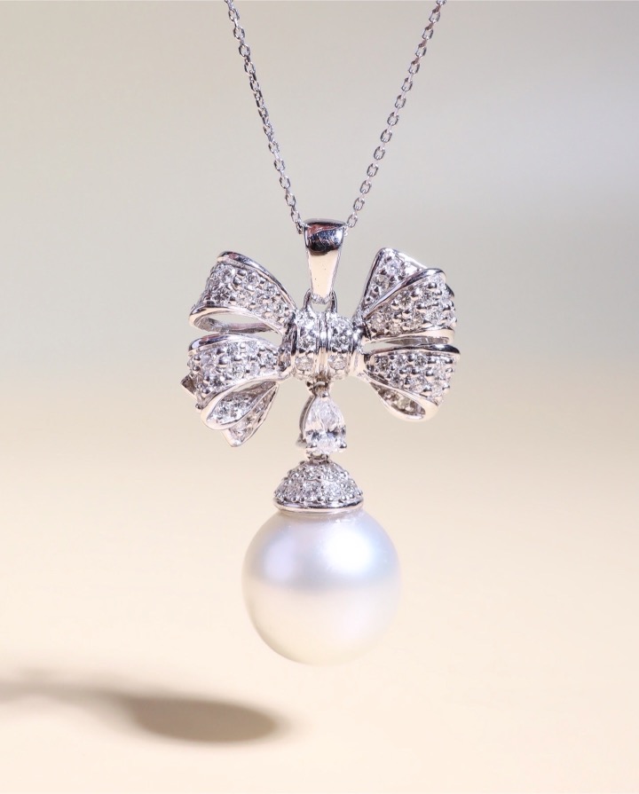 13 mm South Sea Pearl and Diamond Ribbon Pendant in 18K White Gold - Image 10