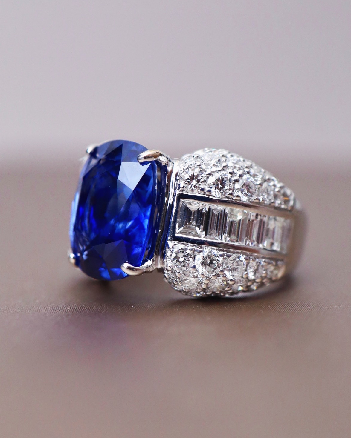 7.35 Carat Ceylon Blue Sapphire and Diamond Unisex Ring in 18K White Gold - Image 11