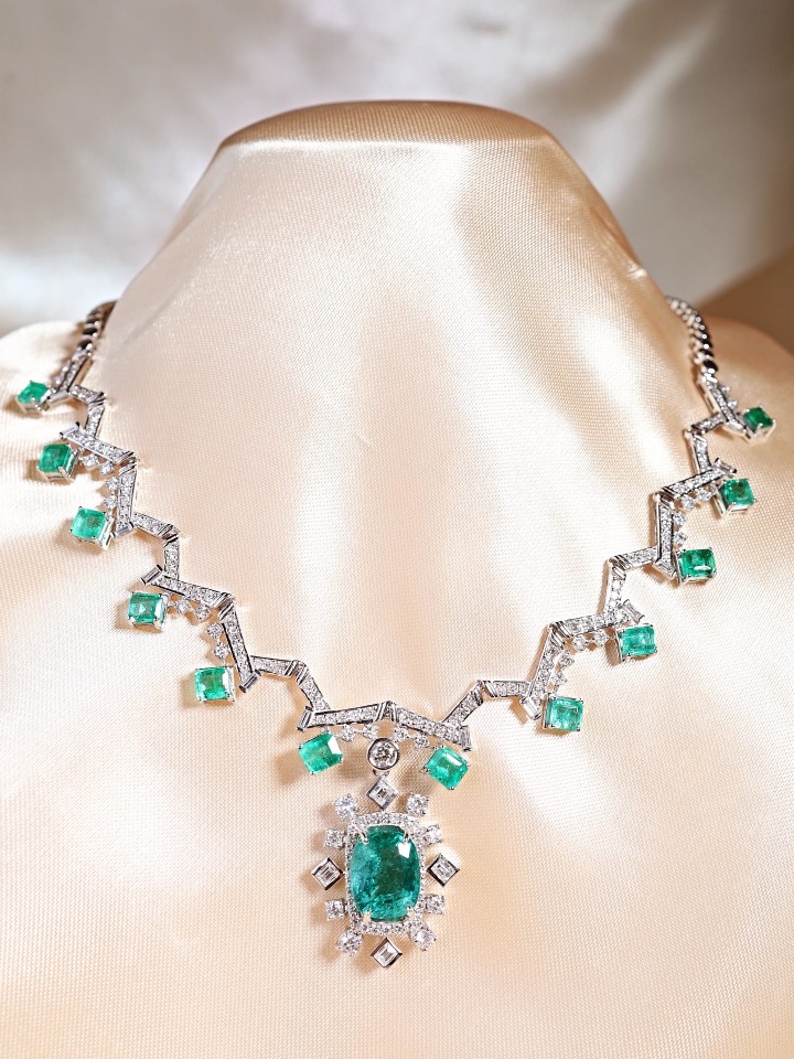 18.63 Carat Zambian Emerald and Diamond Statement Necklace in 18K White Gold - Image 11