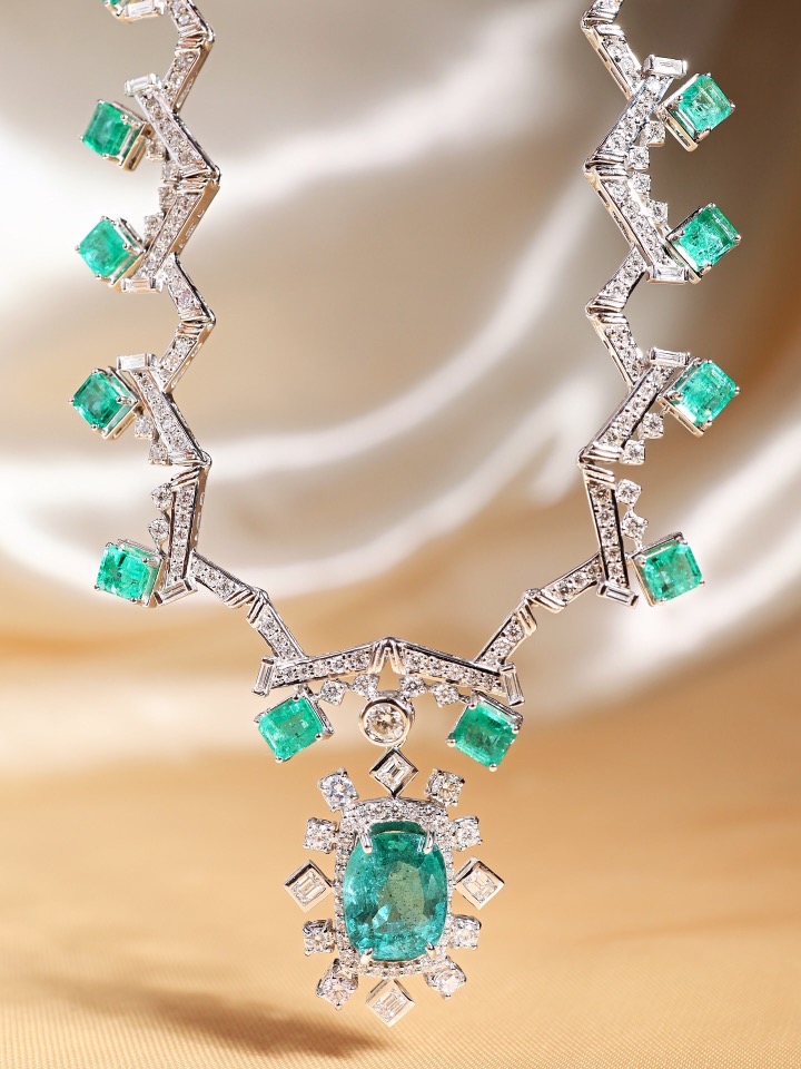 18.63 Carat Zambian Emerald and Diamond Statement Necklace in 18K White Gold - Image 3