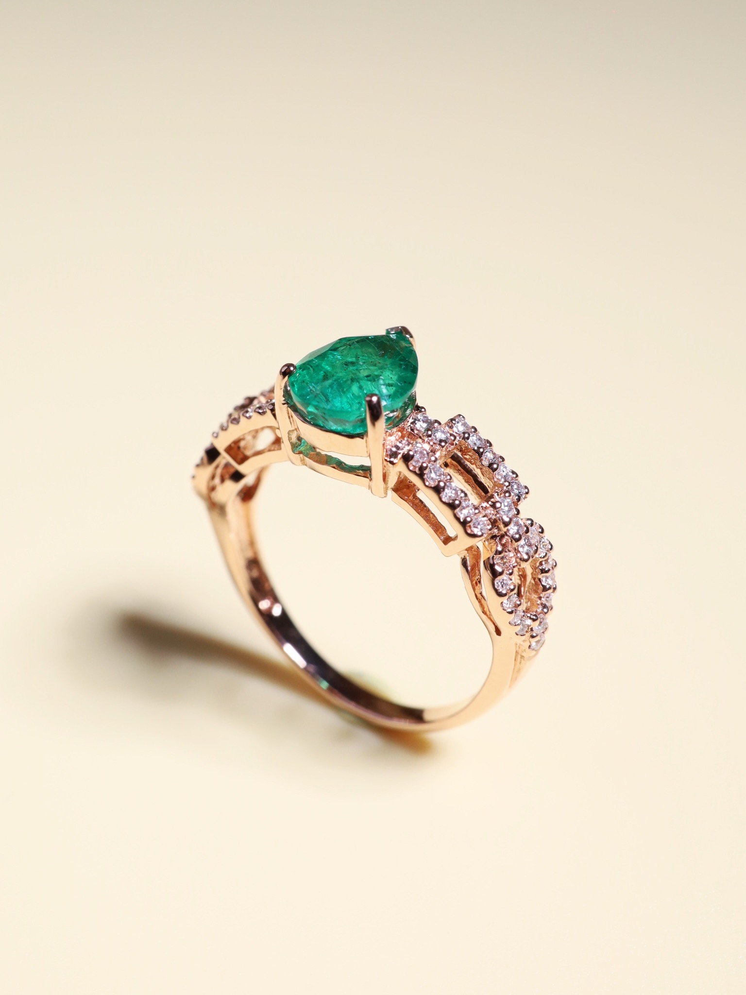 1.45 Carat Zambian Pear Emerald and Diamond Ring in 18K Rose Gold - Image 7