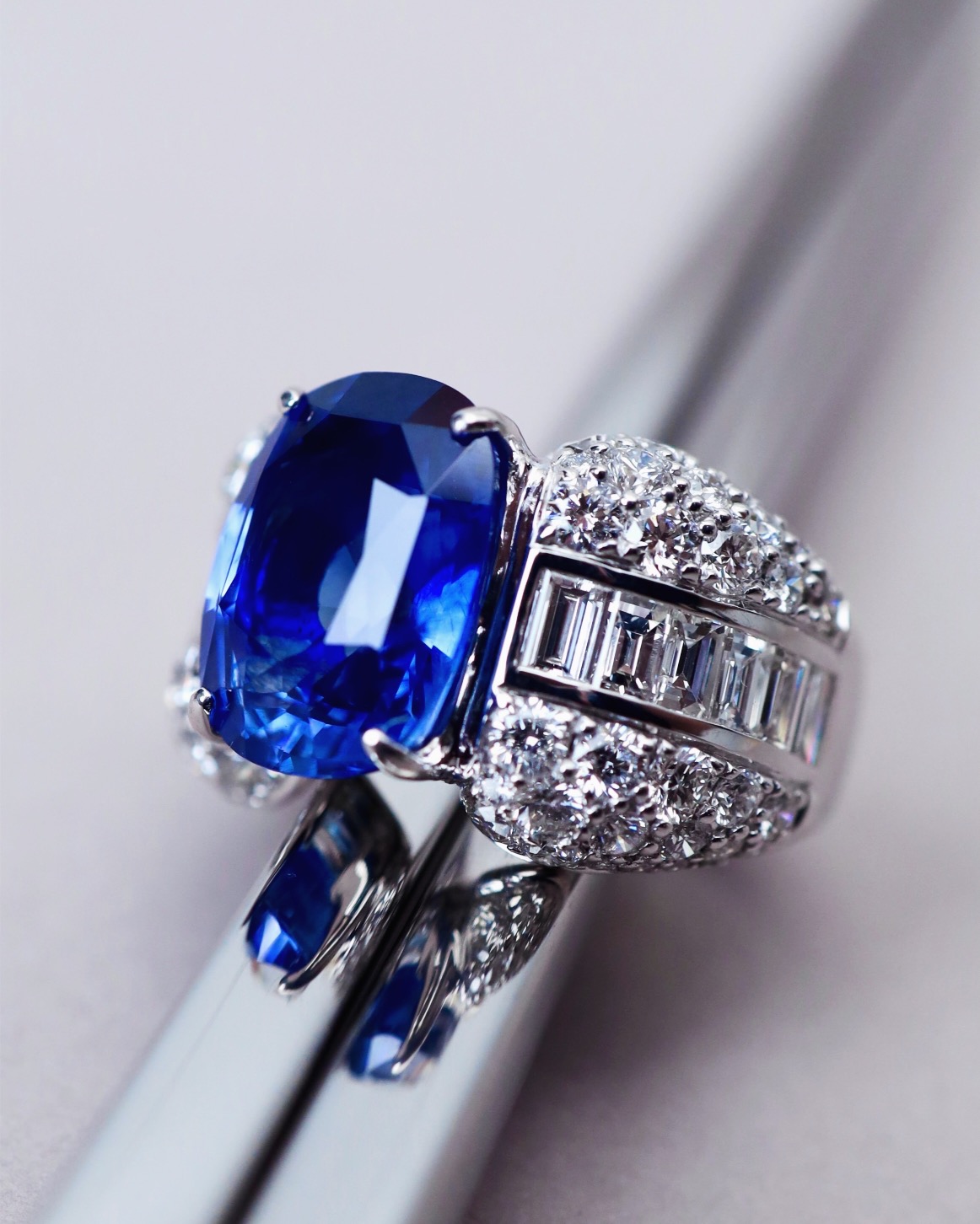 7.35 Carat Ceylon Blue Sapphire and Diamond Unisex Ring in 18K White Gold - Image 9