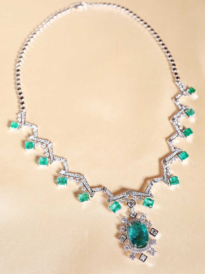18.63 Carat Zambian Emerald and Diamond Statement Necklace in 18K White Gold - Image 9