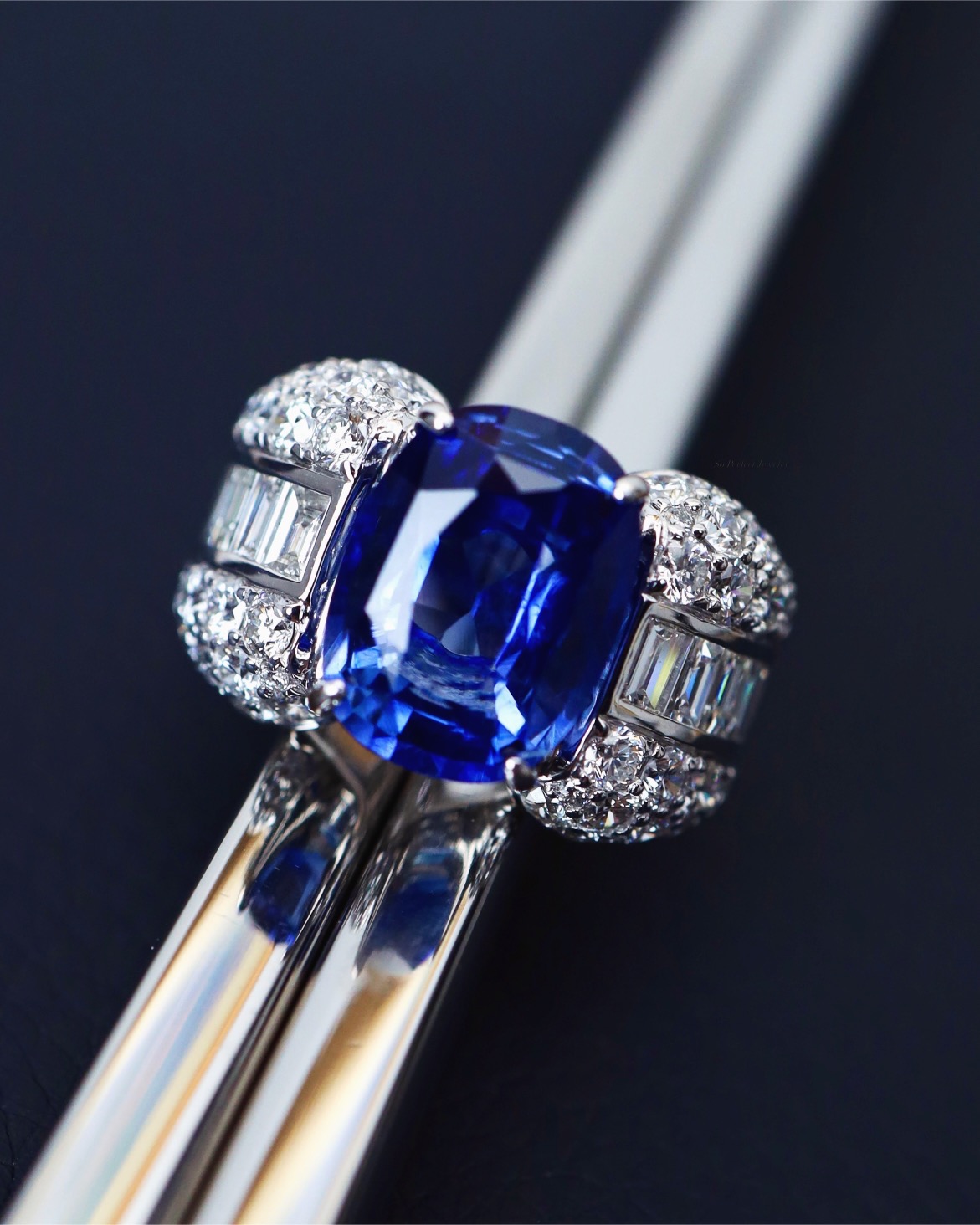 7.35 Carat Ceylon Blue Sapphire and Diamond Unisex Ring in 18K White Gold - Image 3