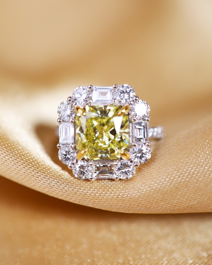 2.93 Carat Fancy Light Yellow Diamond Ring in 18K White Gold - Image 10