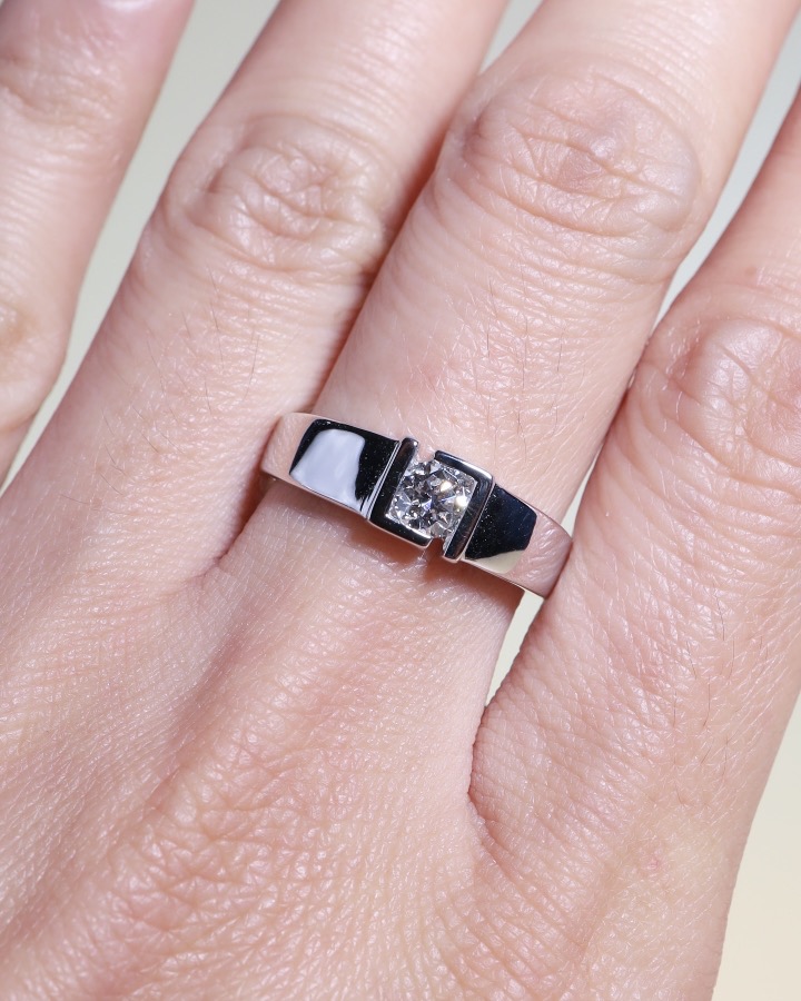 GIA-Certified 0.40 Carat Round Diamond Unisex Ring in 18K White Gold - Image 2