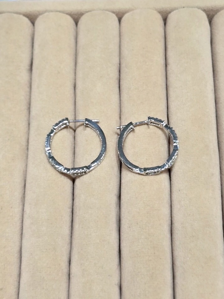 1.06 Carat Baguette and Round Diamond Geometric Hoop Earrings - Image 22