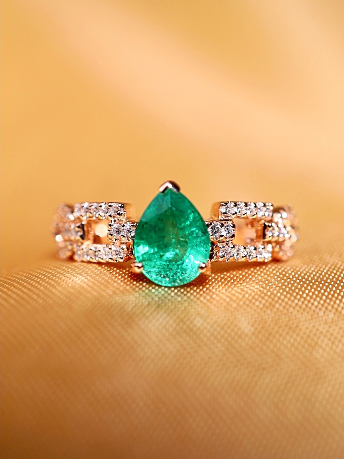 1.45 Carat Zambian Pear Emerald and Diamond Ring in 18K Rose Gold - Image 6