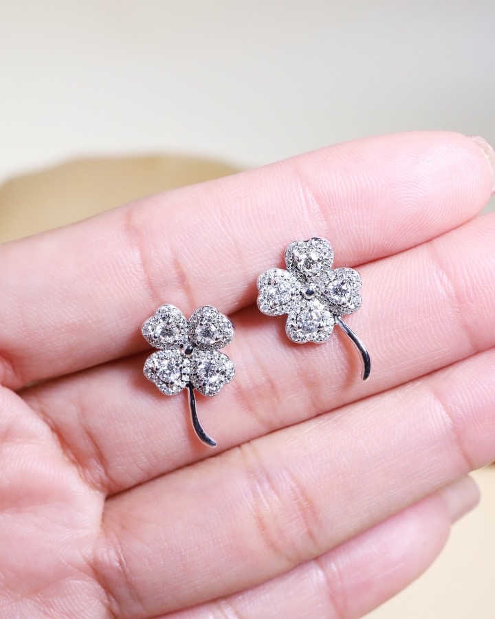 1.08 Carat Diamond Four-Leaf Clover Earrings in 18K White Gold - Image 4