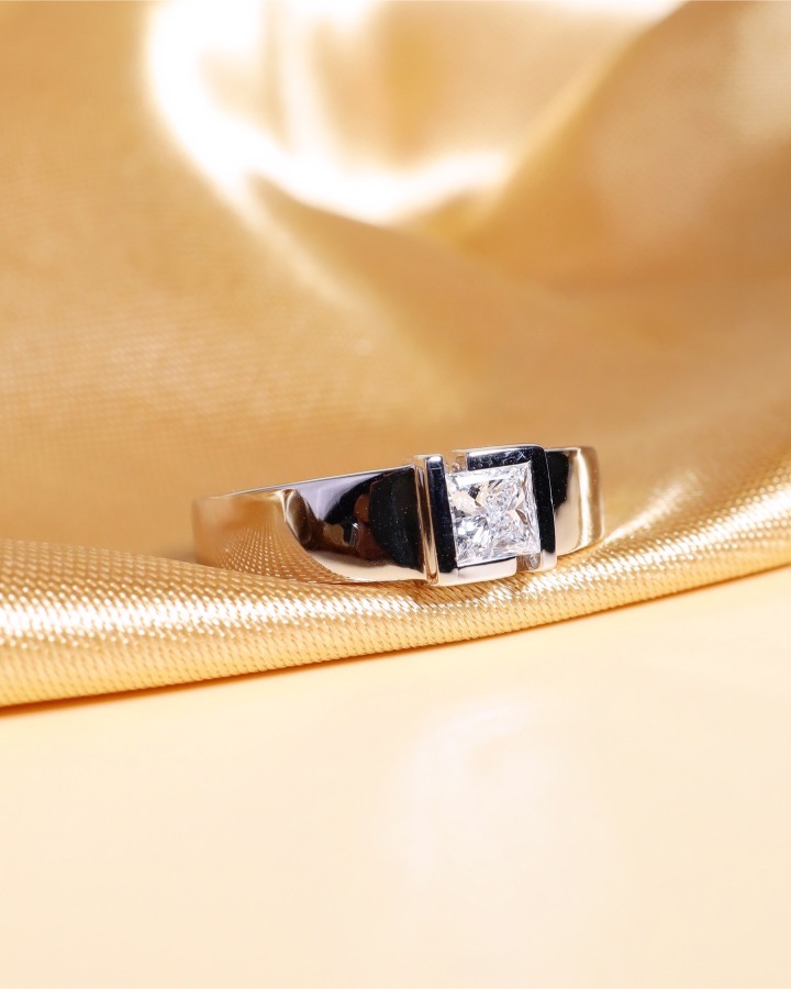 GIA-Certified 0.40 Carat Princess-Cut Diamond Unisex Ring in 18K White Gold - Image 10