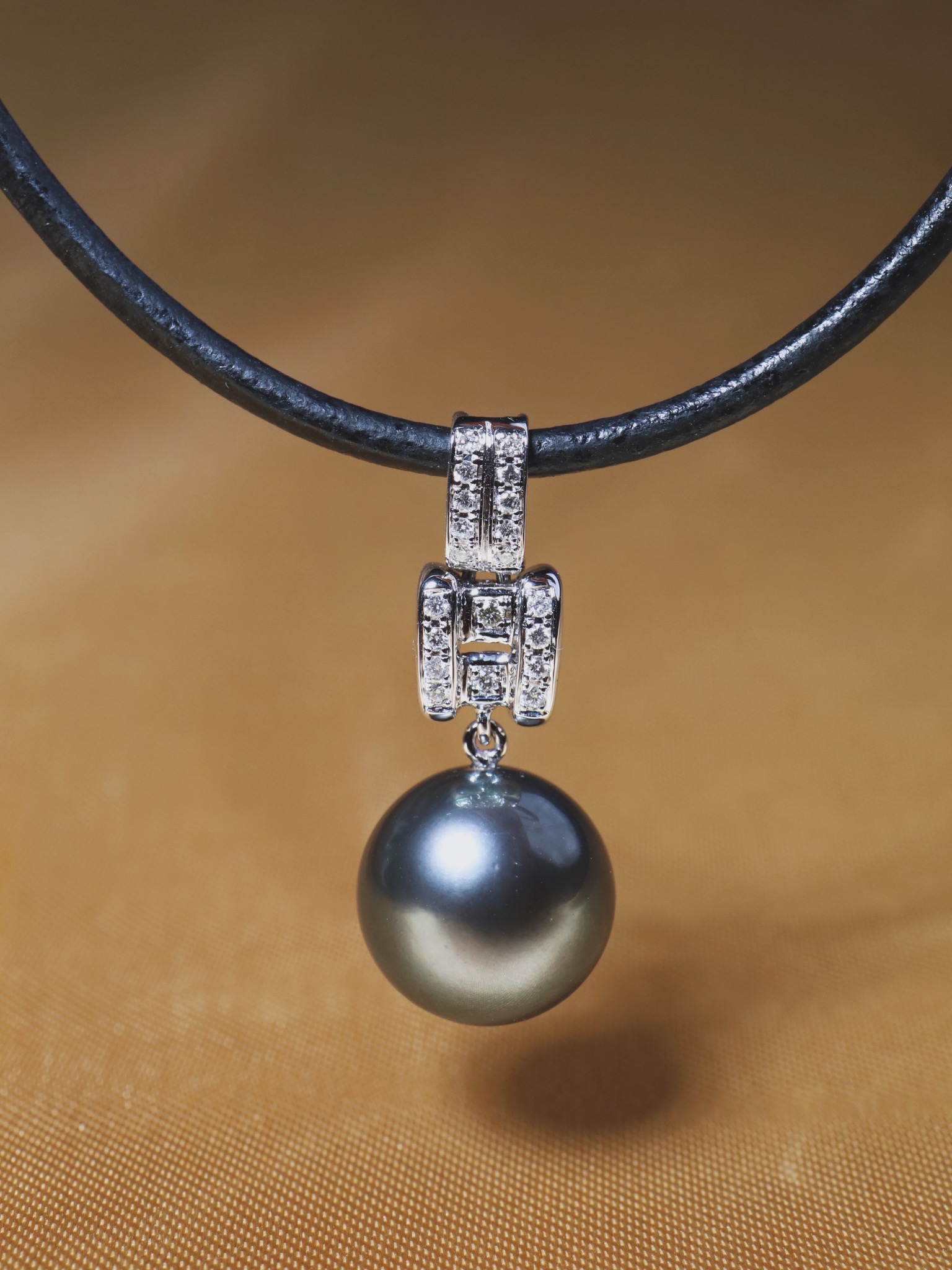 14 mm Tahitian Pearl and Diamond Pendant in 18K White Gold - Image 7
