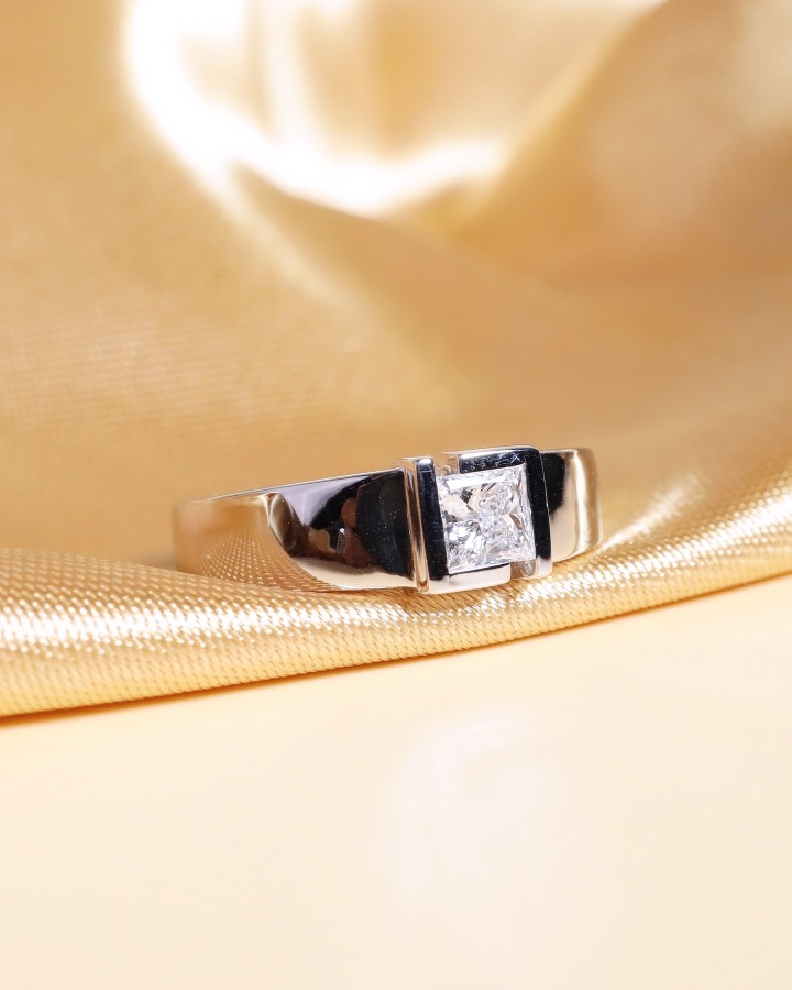 GIA-Certified 0.40 Carat Princess-Cut Diamond Unisex Ring in 18K White Gold - Image 4