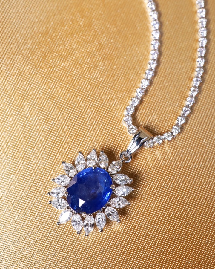 4.50 Carat Ceylon Blue Sapphire and Diamond Pendant in 18K White Gold - Image 9