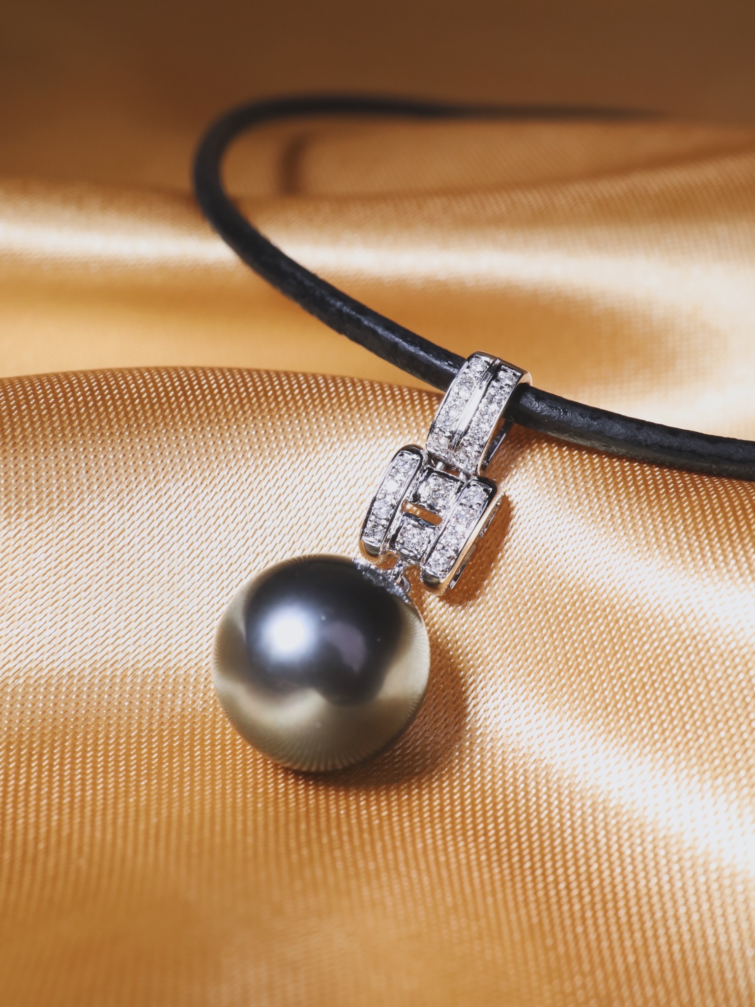 14 mm Tahitian Pearl and Diamond Pendant in 18K White Gold - Image 4
