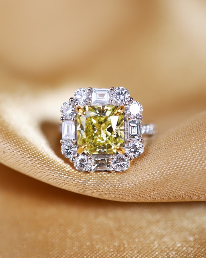 2.93 Carat Fancy Light Yellow Diamond Ring in 18K White Gold - Image 4