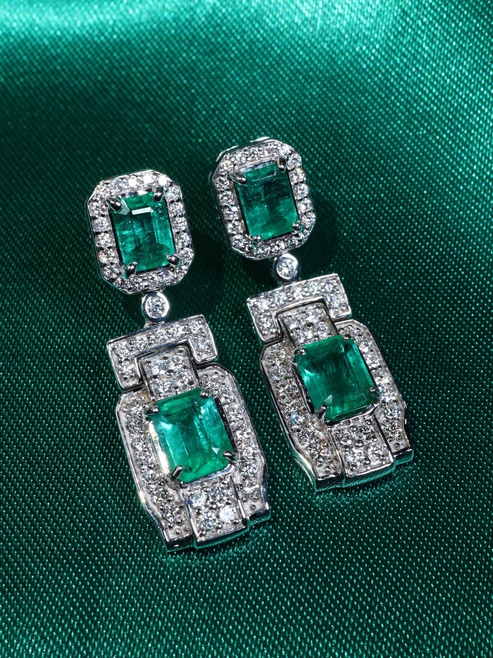 5.90 Carat Zambian Emerald and Diamond Art Deco Drop Earrings in 18K White Gold - Image 6