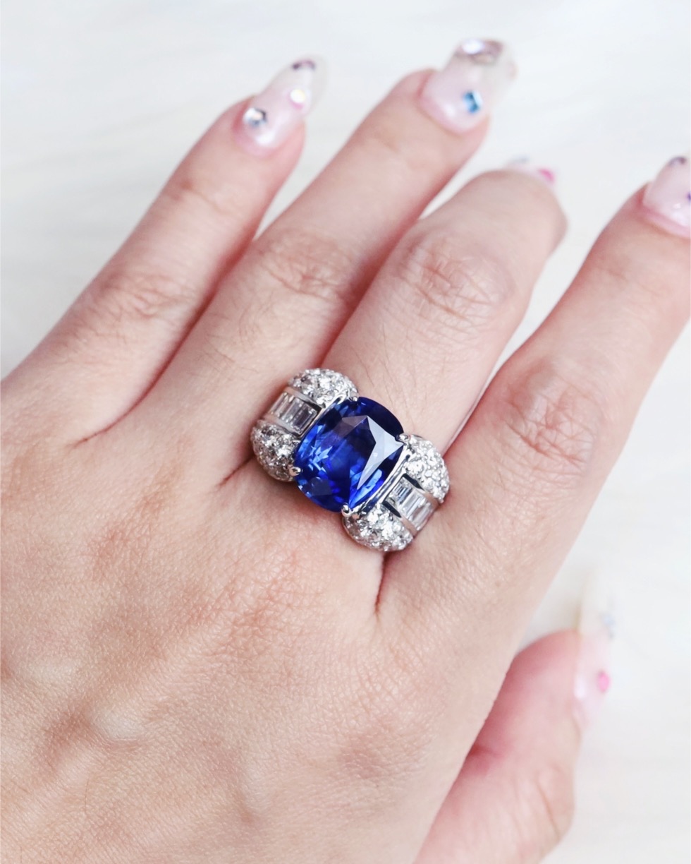 7.35 Carat Ceylon Blue Sapphire and Diamond Unisex Ring in 18K White Gold - Image 2