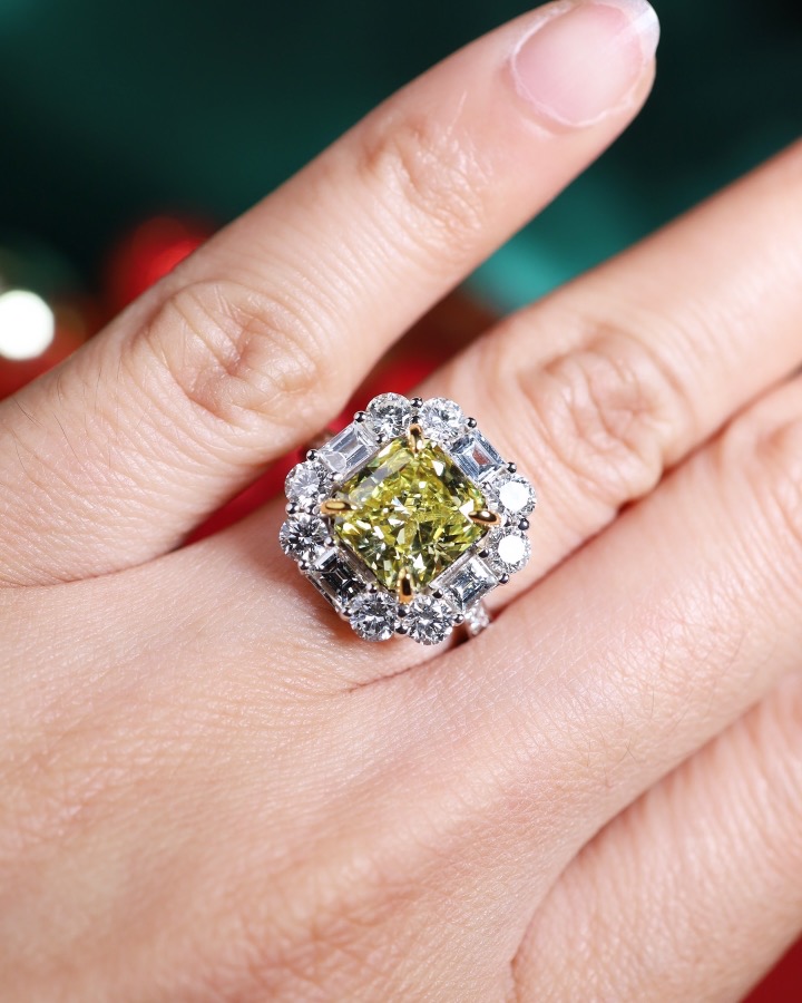 2.93 Carat Fancy Light Yellow Diamond Ring in 18K White Gold - Image 2