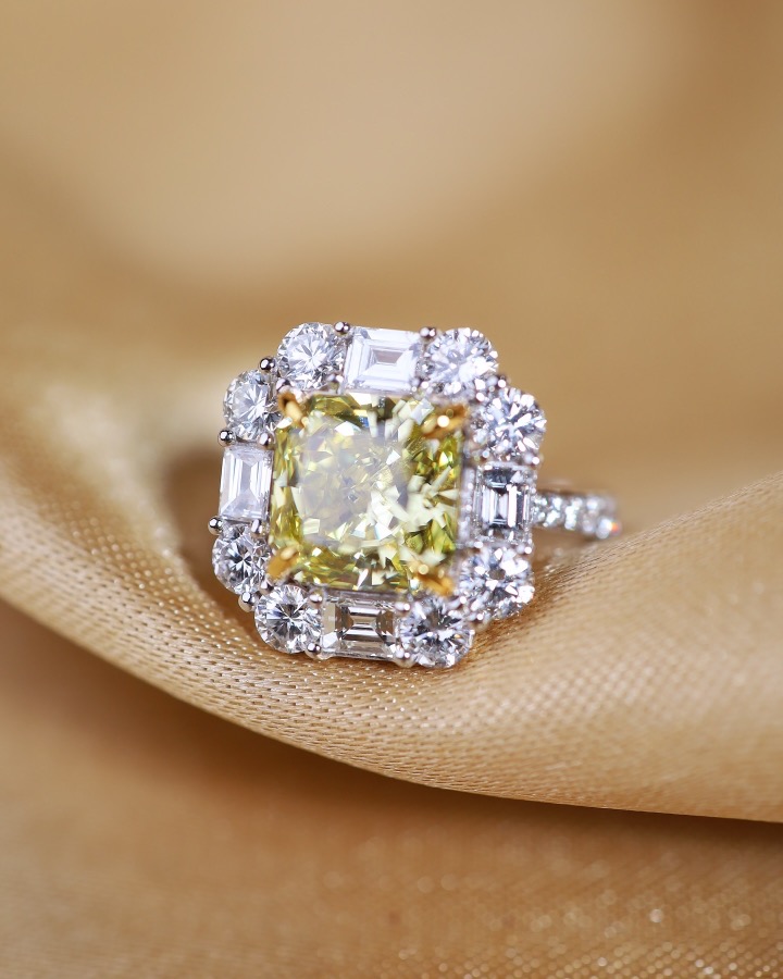 2.93 Carat Fancy Light Yellow Diamond Ring in 18K White Gold - Image 9