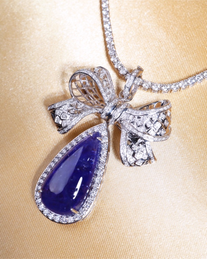 32.14 Carat Pear Cabochon Tanzanite Diamond Brooch Pendant in 18K White Gold - Image 8