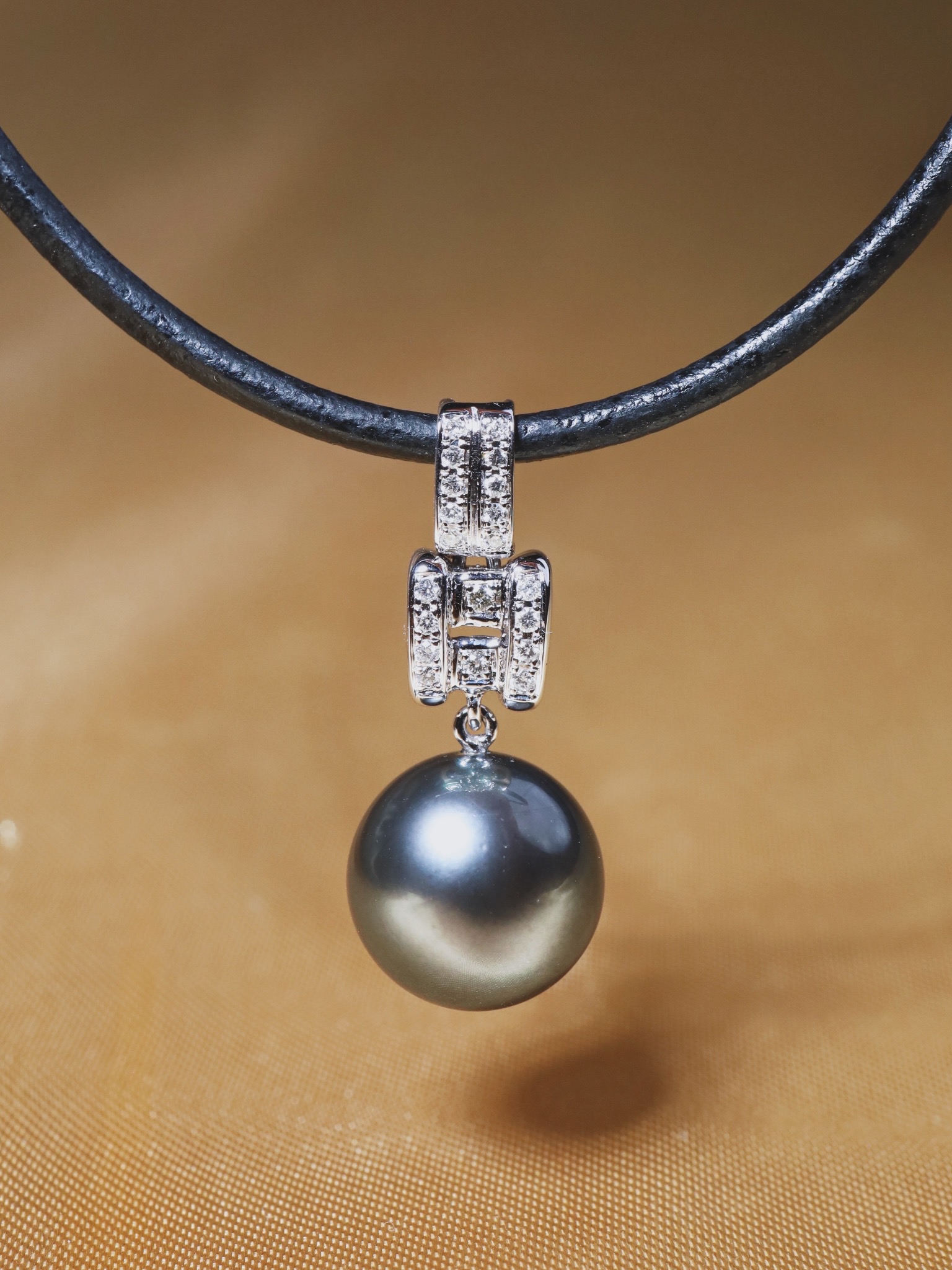 14 mm Tahitian Pearl and Diamond Pendant in 18K White Gold - Image 9