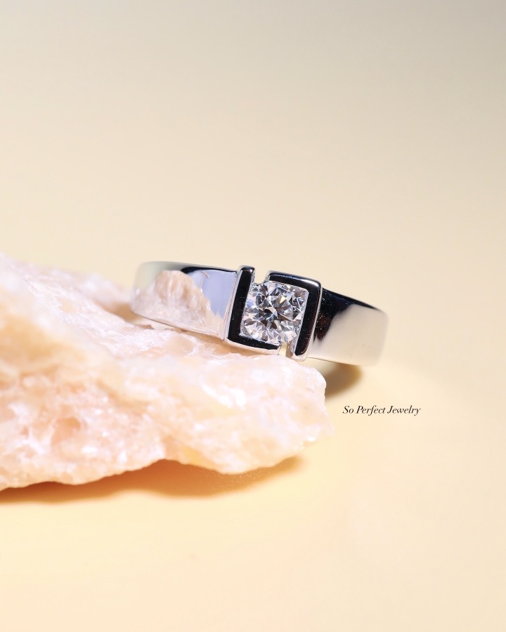 GIA-Certified 0.40 Carat Round Diamond Unisex Ring in 18K White Gold - Image 5