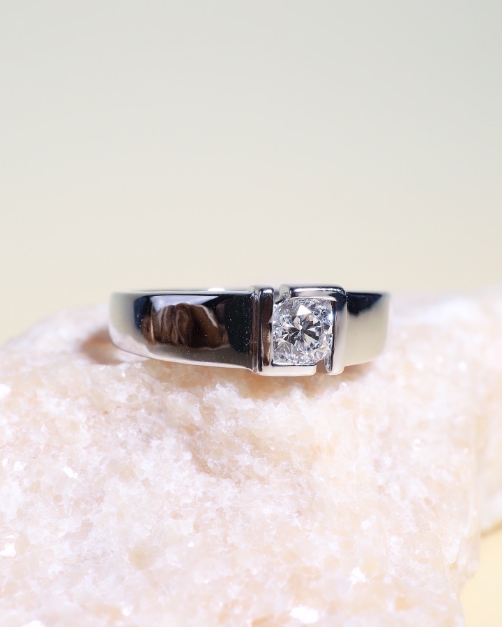 GIA-Certified 0.40 Carat Round Diamond Unisex Ring in 18K White Gold - Image 7
