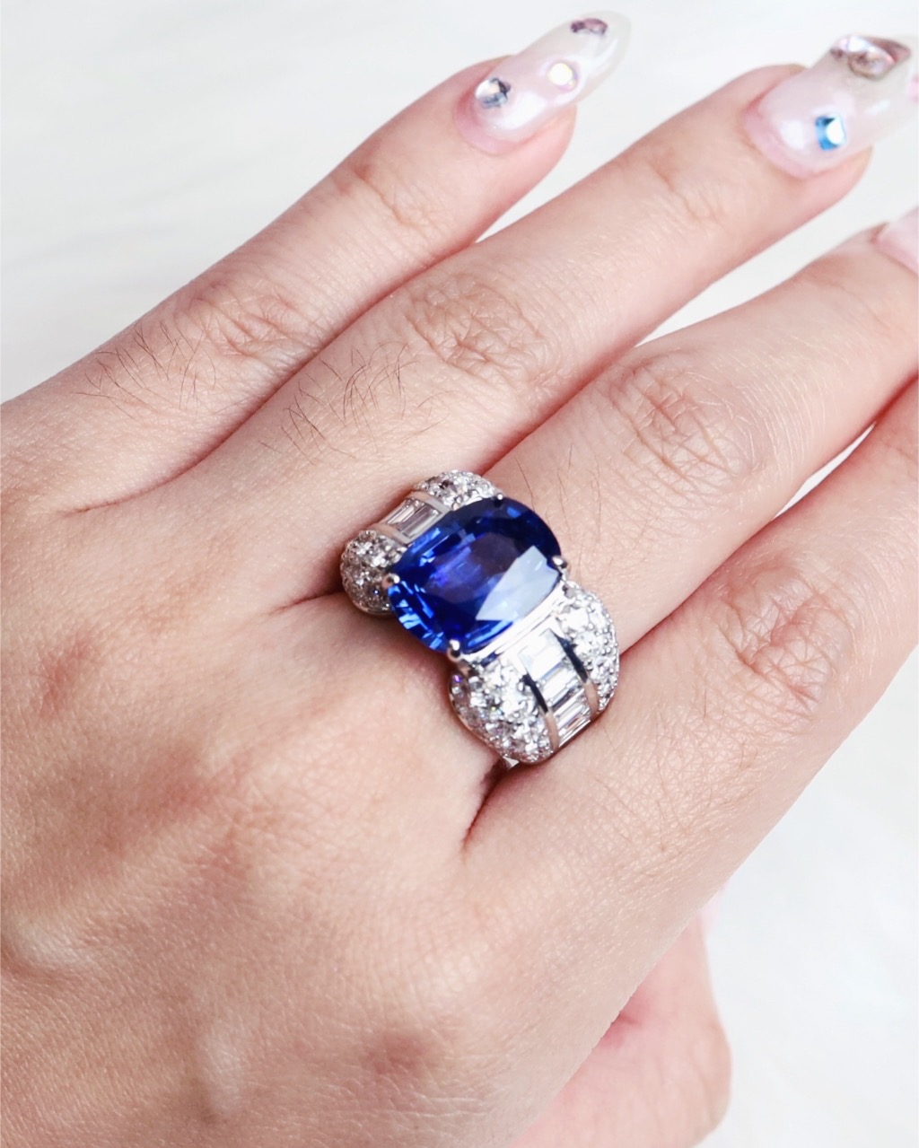 7.35 Carat Ceylon Blue Sapphire and Diamond Unisex Ring in 18K White Gold - Image 7
