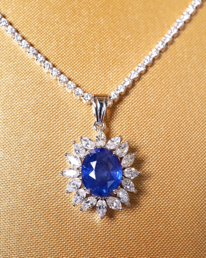 4.50 Carat Ceylon Blue Sapphire and Diamond Pendant in 18K White Gold - Image 7