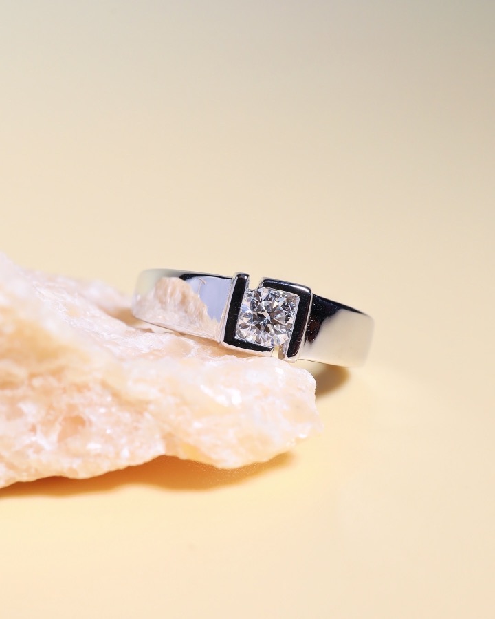 GIA-Certified 0.40 Carat Round Diamond Unisex Ring in 18K White Gold - Image 3