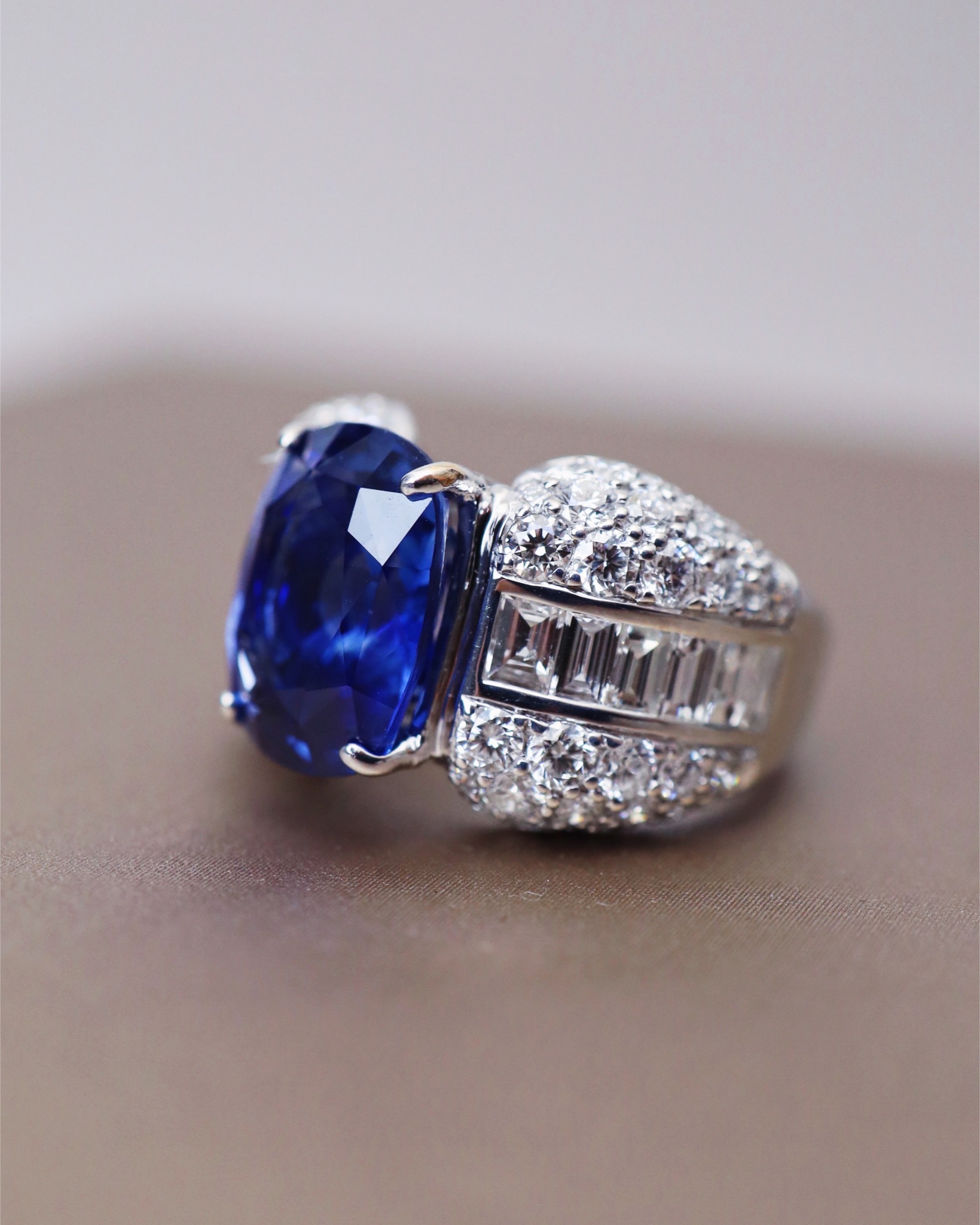 7.35 Carat Ceylon Blue Sapphire and Diamond Unisex Ring in 18K White Gold - Image 8